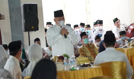 Alex Noerdin saat menyampaikan sambutan pada acara tasyakuran sekaligus meresmikan penggunaan PJUTS di kampus C Pondok Pesantren Aulia Cendikia, Talang Jambe Palembang, Sabtu (16/1) malam.