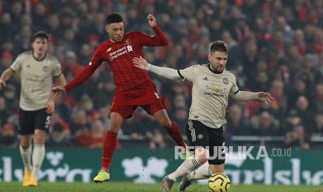  Alex Oxlade-Chamberlain (kiri) mengawal ketat Luke Shaw (kanan) pada laga Liverpool melawan Manchester United di Anfield Stadium, Liverpool, Senin (20/1) dini hari