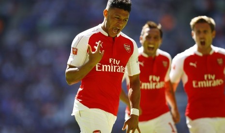 Alex Oxlade-Chamberlain melakukan selebrasi setelah menjebol gawang Chelsea di ajang Community Shield