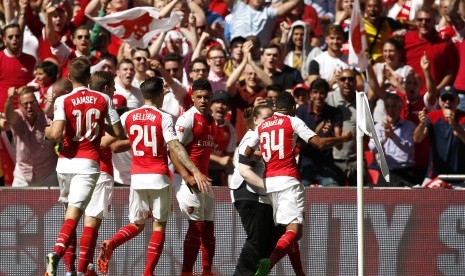 Alex Oxlade Chamberlain melakukan selebrasi usai mencetak gol ke gawang Chelsea pada laga Community Shield