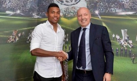 Alex Sandro (kiri) bersalaman dengan Direktur Olahraga Juventus Giuseppe Marotta