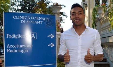 Alex Sandro sebelum menjalani tes medis di Juventus.