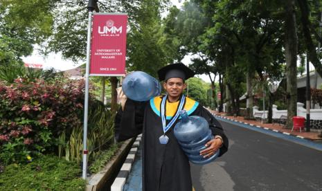 Alex Tena selaku wisudawan magister bahasa Inggris pascasarjana Universitas Muhammadiyah Malang (UMM) yang sukses lulus kuliah dengan biaya sendiri lewat berjualan air isi ulang galon.