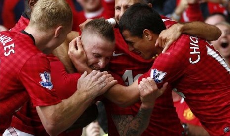 Alexander Buttner (tengah), pemain sayap Manchester United, merayakan golnya bersama rekan setim saat menjamu Wigan Athletic di laga Liga Primer Inggris di Old Trafford, Manchester, Sabtu (15/9). 