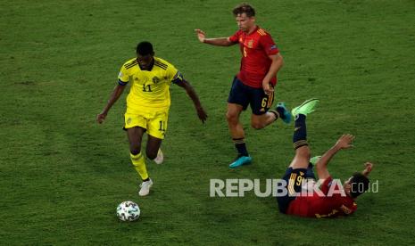 Alexander Isak dari Swedia (kiri), dan Rodri (kanan) dari Spanyol, berebut bola pada pertandingan sepak bola Grup E Euro 2020 antara Spanyol dan Swedia, di Stadion La Cartuja di Seville, Spanyol, Selasa (15/6) dini hari WIB.