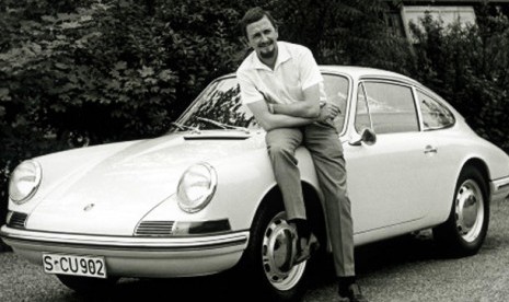 Alexander Porsche bersama hasil rancangannya Porsche 911 yang diluncurkan tahun 1963. (Foto: AP)