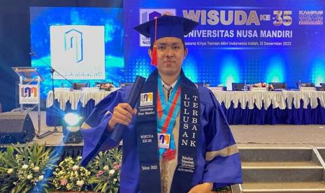 Alexander Rio Adi Negoro salah satu wisudawan Universitas Nusa Mandiri, program studi Informatika, Fakultas Teknologi Informasi berhasil meraih predikat Summa Cumlaude dengan IPK sempurna 4.00. Sukses menyandang gelar wisudawan terbaik, membuat Alex sapaan akrabnya mengaku merasa senang sekaligus bersyukur dinobatkan sebagai wisudawan terbaik. 