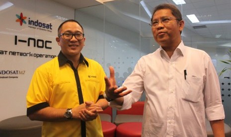 Alexander Rusli, President Director & CEO Indosat bersama dengan Rudiantara, Menteri Komunikasi dan Informatika RI saat meninjau kesiapan Indosat Network Operation Center (i-NOC) dan Command Center Indosat di Jakarta, Kamis (16/7).