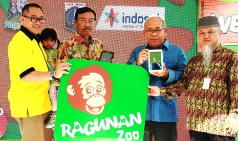 Alexander Rusli, President Director & CEO Indosat (paling kiri) saat serah terima aplikasi Ragunan Zoo kepada drh. Bambang Triana, Kepala Kantor Pengelola Taman Margasatwa Ragunan (paling kanan)