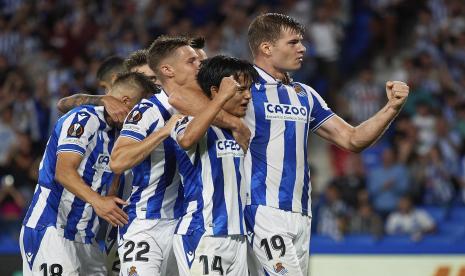 Para pemain Real Sociedad merayakan kemenangan.