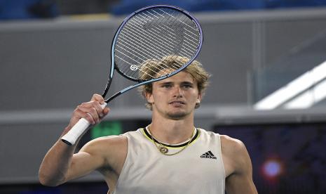 Alexander Zverev dari Jerman merayakan kemenangannya atas petenis Serbia Dusan Lajovic dalam pertandingan putaran keempat kejuaraan tenis Grand Slam Australia Terbuka di Melbourne, Australia, Ahad, 14 Februari 2021. 