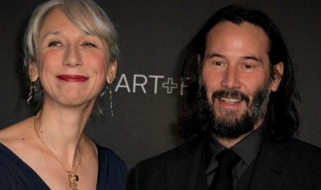 Alexandra Grant dan Keanu Reeves. Alexandra Grant mengaku sengaja tak mengecat ubannya.