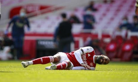 Alexandre Lacazette alami cedera saat Arsenal ditahan Imbang 1-1 di Emirates Stadium, Ahad (18/4).