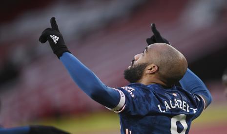 Alexandre Lacazette dari Arsenal merayakan gol pembuka timnya selama pertandingan sepak bola Liga Premier Inggris antara Sheffield United dan Arsenal di stadion Bramall Lane di Sheffield, Inggris, Minggu, 11 April 2021.