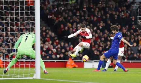 Alexandre Lacazette (kanan terhalang Marcos Alonso) melepas tendangan yang menghasilkan gol pembuka Arsenal ke gawang Chelsea.