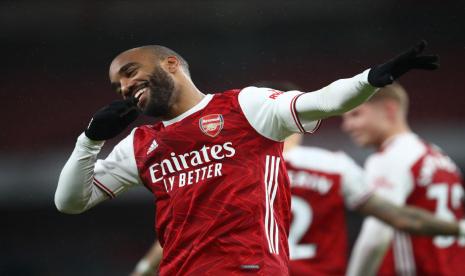 Alexandre Lacazette meluapkan kegembiraannya usai mencetak gol penalti untuk membawa Arsenal memimpin 1-0 atas Chelsea dalam laga Liga Primer Inggris di Stadion Emirates, London, Sabtu (26/12). 