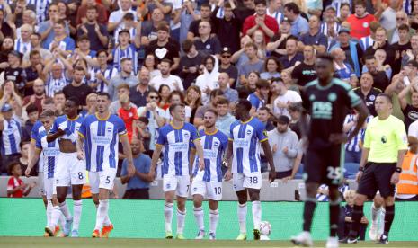 Alexis Mac Allister dari Brighton and Hove Albion, tengah, merayakan mencetak gol keempat tim mereka dalam pertandingan selama pertandingan sepak bola Liga Premier Inggris antara Brighton & Hove Albion dan Leicester City di The Amex Stadium, Brighton, Inggris, Ahad, 4 September 2022 