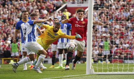 Alexis Mac Allister dari Brighton, kiri, mencetak gol bunuh diri selama pertandingan sepak bola Liga Premier Inggris antara Manchester United dan Brighton di stadion Old Trafford di Manchester, Inggris, Ahad, 7 Agustus 2022.