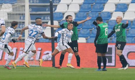 Alexis Sanches saat menjebol gawang Sassuolo.