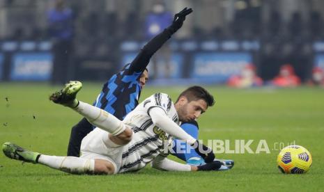  Alexis Sanchez dari Inter Milan (belakang) bertarung memperebutkan bola dengan Rodrigo Bentancur dari Juventus saat pertandingan sepak bola Serie A antara Inter Milan dan Juventus di stadion San Siro di Milan, Italia, Senin (18/1) dini hari WIB.