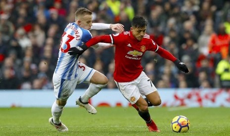 Alexis Sanchez (kanan) saat membela Manchester United menghadapi Huddersfield Town.