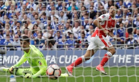 Alexis Sanchez (kanan) saat membobol gawang Chelsea.