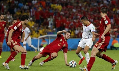  Alexis Sanchez (kedua kanan) dari Chile dalam aksi selama Piala Dunia FIFA 2014 grup B pertandingan babak penyisihan antara Spanyol dan Chile di Estadio do Maracana di Rio de Janeiro, Brasil, Rabu (18/6).  (EPA /Abedin Taherkenareh).