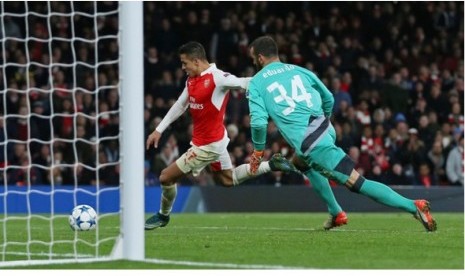 Alexis Sanchez (kiri) berusaha mencetak gol ke gawang Dinamo Zagreb.