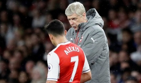 Alexis Sanchez (kiri) dan Arsene Wenger.