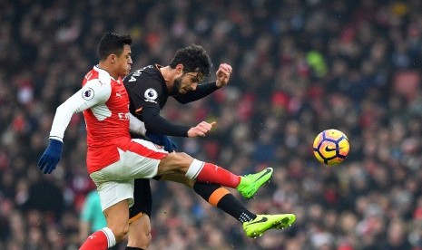 Alexis Sanchez (kiri) menjadi pahlawan kemenangan Arsenal saat mengalahkan Hull City 2-0.