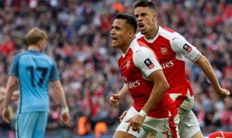 Alexis Sanchez (kiri) merayakan golnya ke gawang Manchester City.