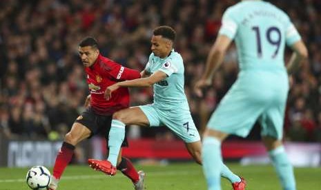 Alexis Sanchez (kiri), pencetak gol kemenangan Manchester United atas Newcastle United.