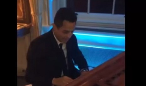 Alexis Sanchez saat bermain piano.