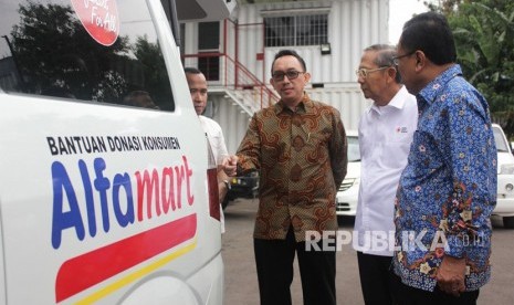 Alfamart memberi bantuan dua unit ambulans yang diterima Pelaksana Harian Ketua Umum PMI, Ginandjar Kartasasmita di kantor pusat PMI, Rabu (23/5).