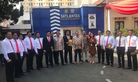 Alfamart memberikan penghargaan kepada 15 anggota Polres Depok.