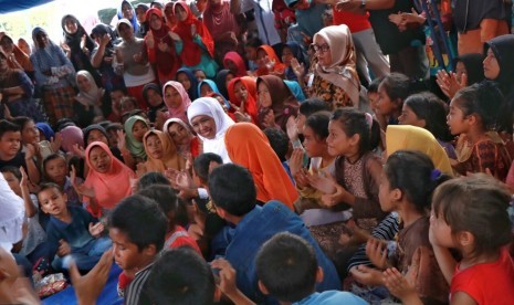 Alfamart menyerahkan bantuan secara simbolis bersama Menteri Sosial RI, Khofifah Indar Parawansa, di posko Pidie, Masjid Istiqomah, Jumat (9/12).