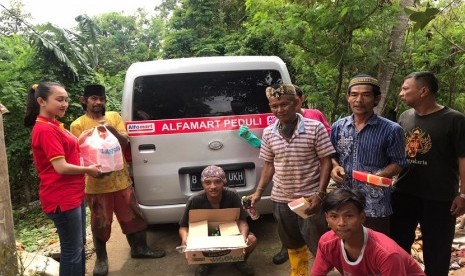 Alfamart secara aktif membantu korban bencana banjir seperti yang dilaksanakan di wilayah Jabodetabek, Serang, Lebak hingga Kabupaten Bandung Barat, Rabu  (8/1).