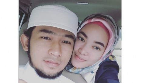 Alfie Alfandy bersama istri Fitri Arifin