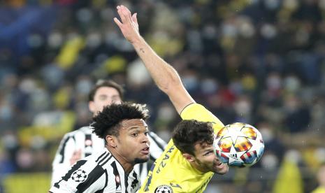 Alfonso Pedraza dari Villarreal (kanan), menyundul bola melewati Weston McKennie dari Juventus selama pertandingan sepak bola leg pertama babak 16 besar Liga Champions antara Villarreal dan Juventus di Stadion Ceramica di Villarreal, di Villarreal, Spanyol, Selasa, 22 Februari 2022. Juve dilaporkan bakal kehilangan gelandang tengah Weston McKennie yang mengalami cedera pada laga itu.