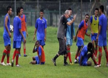 Alfred Riedl memimpin latihan perdana timnas u23 Indonesia pra-Olimpiade 2012