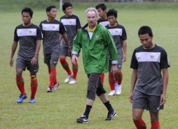 Alfred Riedl mengasi latihan Timnas Indonesia