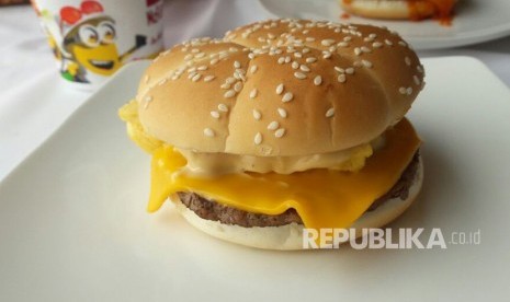 Burger McDonalds. Di Selandia Baru, McDonalds mengganti produk kejunya dengan yang tak memiliki pewarna buatan.