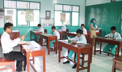 Siswa Sekolah Dasar sedang mengerjakan Ujian Nasional