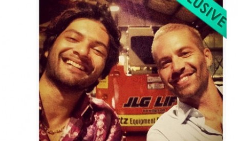 Ali Fazal (kiri) berfoto bersama Paul Walker di lokasi syuting Fast and Furious