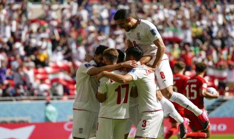  Ali Gholizadeh dari Iran dirayakan setelah dia mencetak gol yang dianulir selama pertandingan sepak bola grup B Piala Dunia antara Wales dan Iran, di Stadion Ahmad Bin Ali di Al Rayyan, Qatar, Jumat, 25 November 2022.