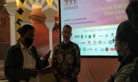 Ali Muhammad Amin sebagai Ketua Umum Gabungan Pengusaha Haji Umrah Nusantara (GAPHURA) dan Aan Andriyatin (Bendum GAPHURA) bersama media setelah peresmian GAPHURA Sebagai Smart Organizer Pengusaha Haji, Umrah dan Halal Tour.