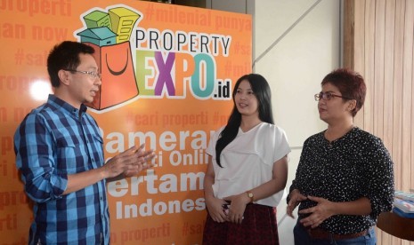 Ali Tranghanda, CEO Indonesia Property Watch  (kiri) sedang menjelaskan PropertyExpo.id.