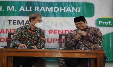 Dirjen Pendis Kemenag, Ali Ramdhani (kanan), mengajak santri Ponpes Tebu Ireng menguasai teknologi digital. 