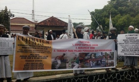 Aliansi Aktivis dan Masyarakat Muslim Tasikmalaya (Al Mumtaz) mengadakan aksi unjuk rasa pada Senin, (16/1) di depan gedung DPRD menuntut agar Kapolda Jawa Barat Irjen Anton Charliyan dipecat dari jabatannya.