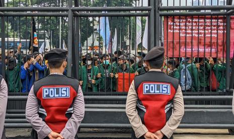 Aliansi BEM SI menggelar aksi untuk menyampaikan empat tuntutan di depan Gedung DPR/MPR, Kompleks Parlemen, Jakarta, Senin (11/4).